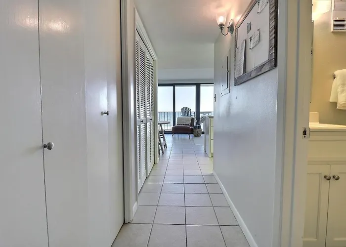Island Winds East Aparthotel 3*